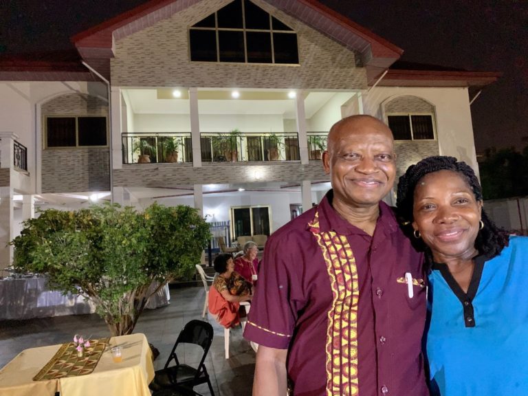 Dr. Augustine Fosu ‘73 and his wife, Helen, hosted the Lawrence alumni group in Ghana.