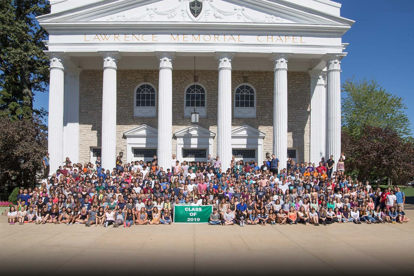 2019 class photo in front of Memorial Chapel