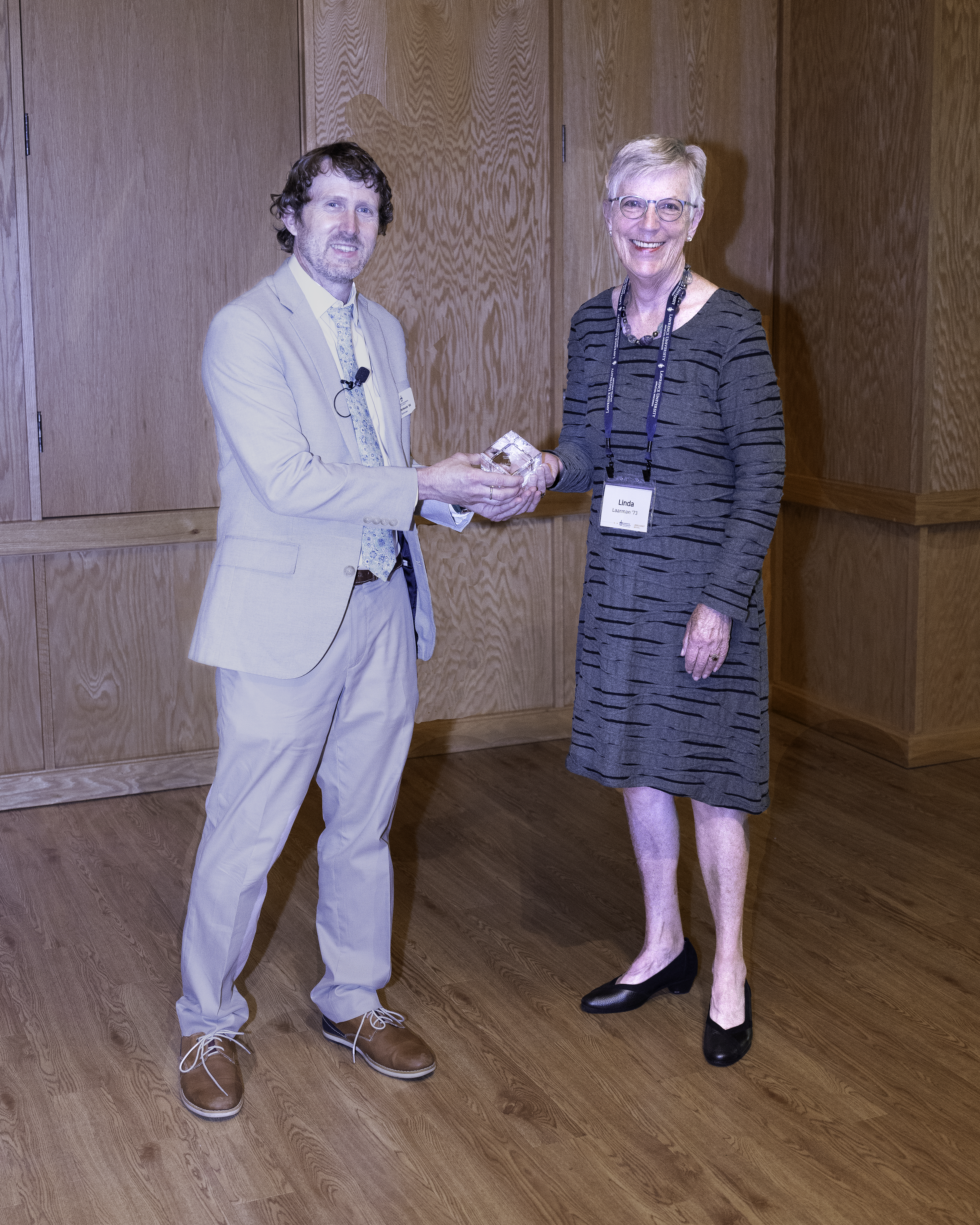 Tom McKenzie Presenting Award to Linda Laarman