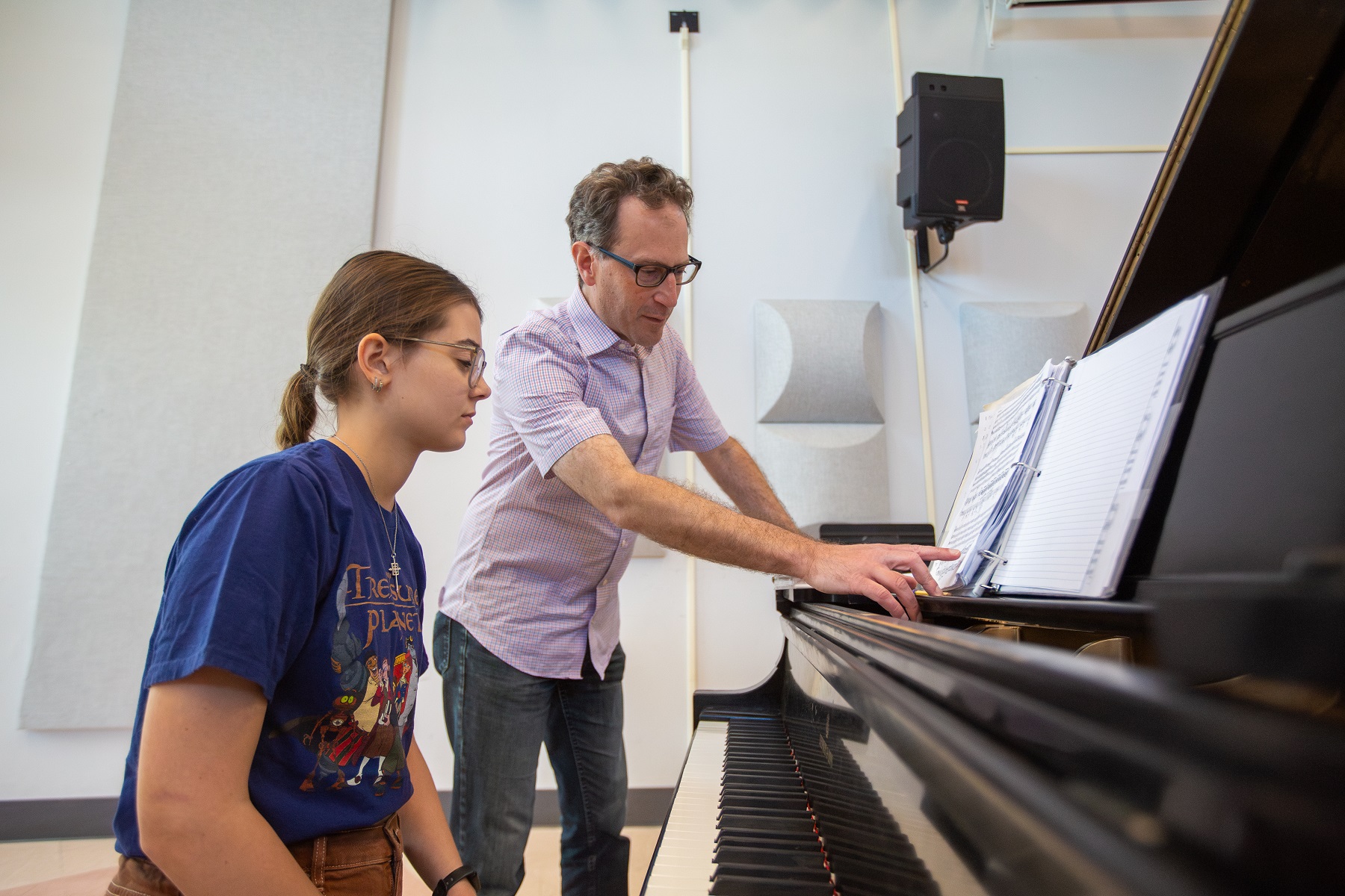 Lawrence piano professor Michael Mizrahi works with a student during the 2024 Lawrence Summer Music Institute.