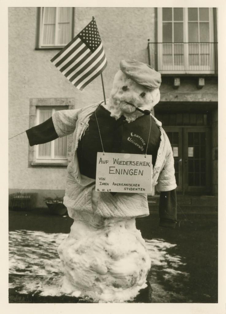 Snowman with American flag and sign in German
