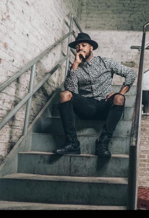 Bernard Lilly Jr. ’18 sitting on concrete steps.