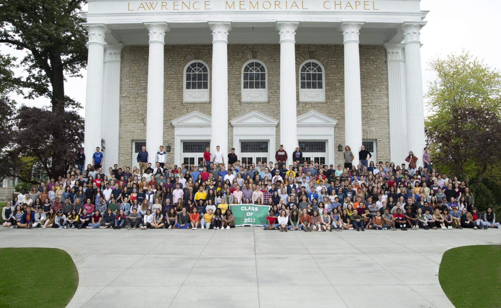 Class of 2023 poses for a class photo in front of Memorial Chapel during Welcome Week in September 2019.