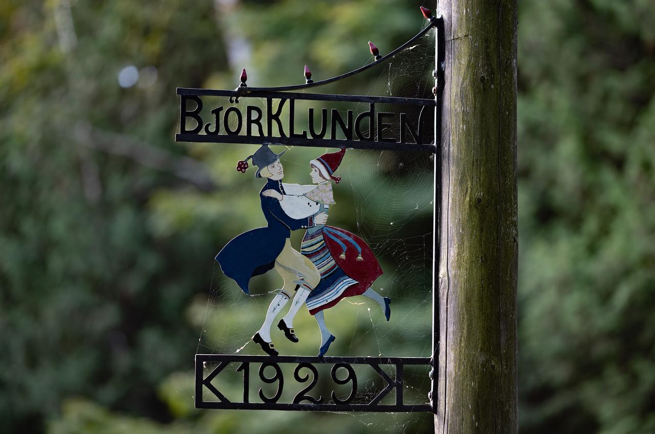 Dancing couple sign