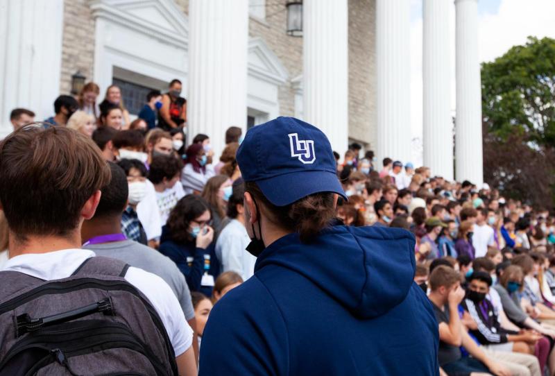 Students gather in front of Memorial Chapel for their class photo.