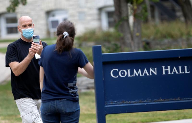 Todd Amell takes a photo of his daughter, Hannah Amell ’24, during move-in at Colman Hall.