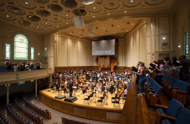 Students fill the stage and part of the balcony in Memorial Chapel for a rehearsal of the oratorio.