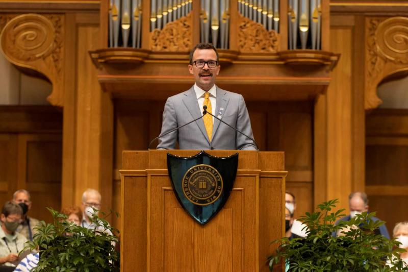 Matt Murphy speaks at the podium in Memorial Chapel during the Reunion 2022 convocation.