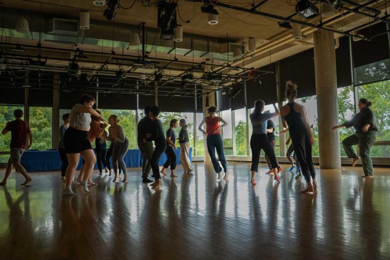 Students participarte in a Maree ReMalie Dance Workshop.