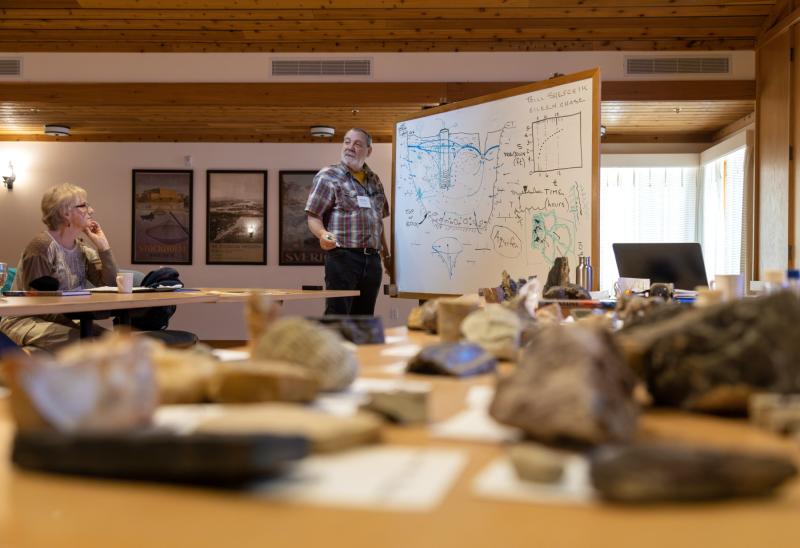 Bill Shefchik teaches a course on geology at a 2023 seminar at Björklunden