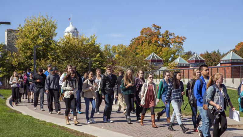 students waklking toward Warch Campus Center for lunch