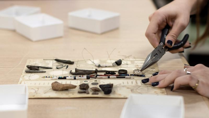 Melanie Shefchik ’22 count and catalogue material from the Charles A. Grignon Mansion during Practicum in Archaeological Collections Management April 16, 2021 in Briggs Hall.