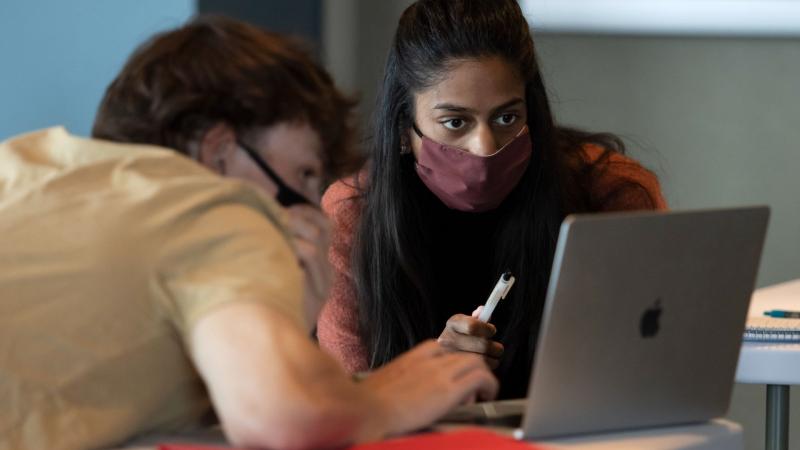Jack Sweeney ’24 and Aasma Haider ’23 work together during Intermediate Spanish