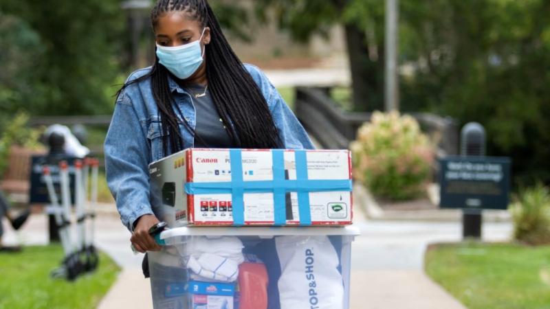 Kianni McCain ’24 carries boxes into Ormsby Hall