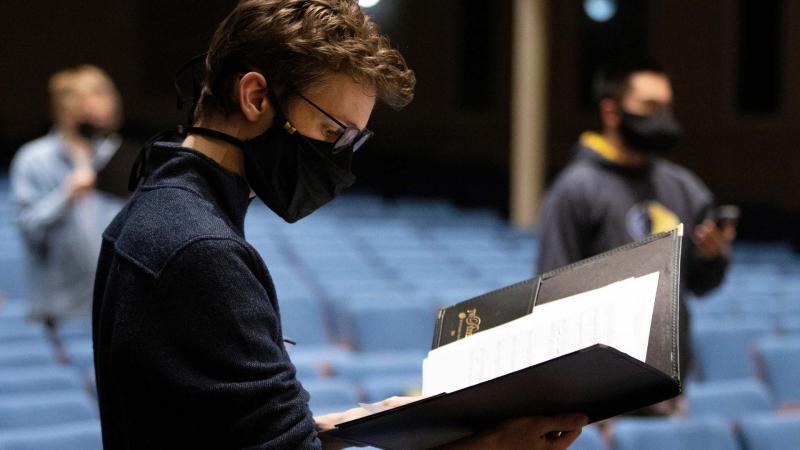 Student participates in a hybrid rehearsal with the Viking Chorale