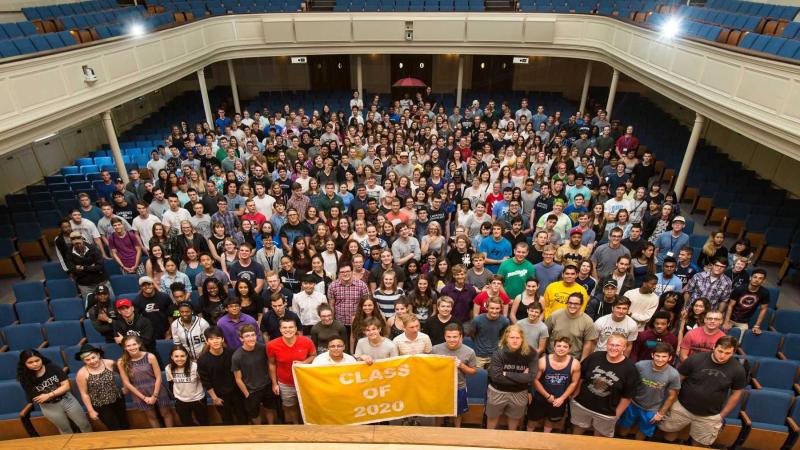 Class photo of the Class of 2020 in Memorial Chapel during Welcome Week.