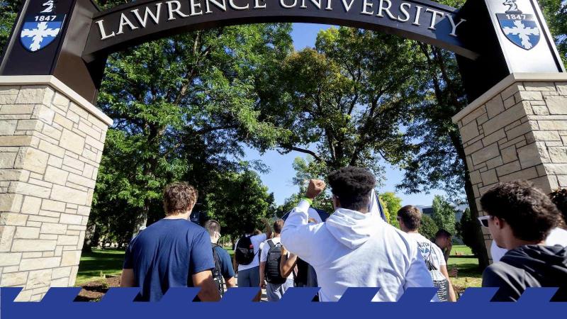 Students entering through the arch for President's Welcome