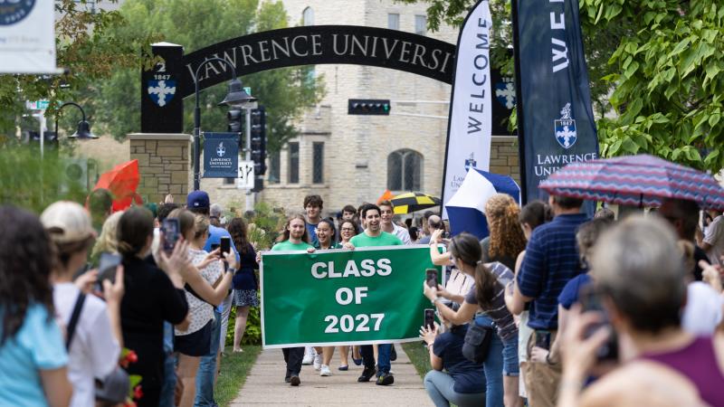 Incoming students are welcomed to campus as they walk in front of Main Hall on their way to the President's Welcome.