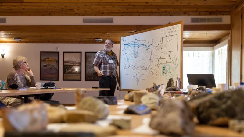 Bill Shefchik teaches a course on geology at a 2023 seminar at Björklunden