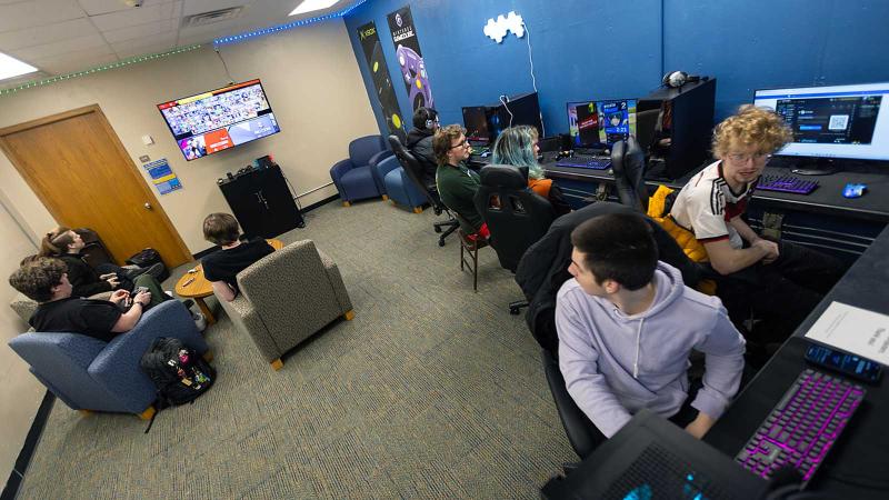 Students playing games in ESports Lounge in Memorial Hall