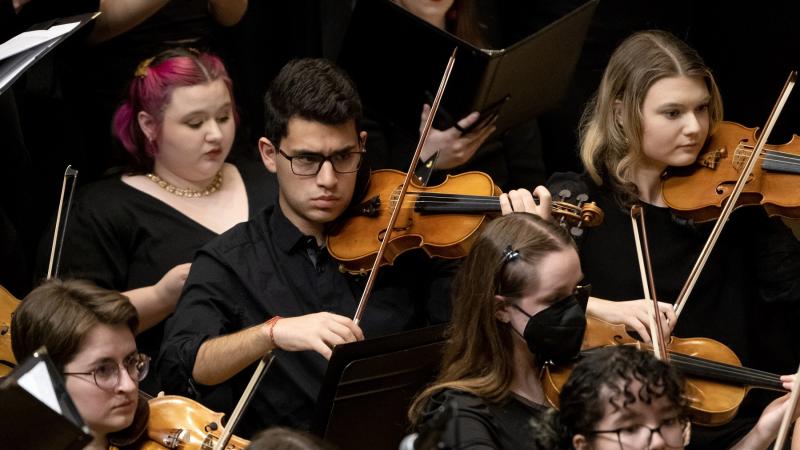 Tomas Aviles plays violin during the Major Works concert in Memorial Chapel in spring 2024.