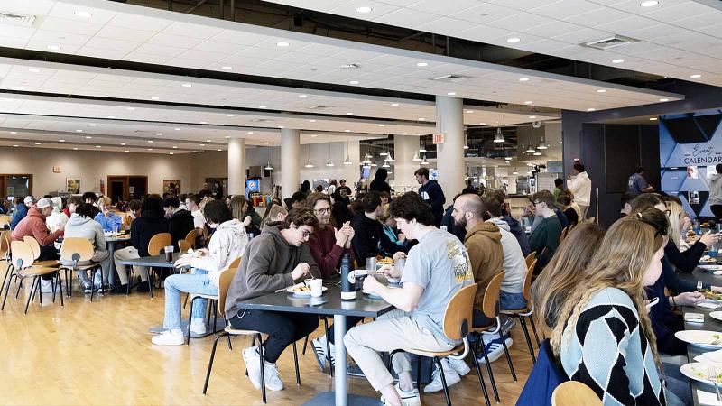 Students eating in Andrew Commons