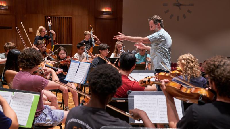 Michael Mizrahi conducts the LSMI string orchestra