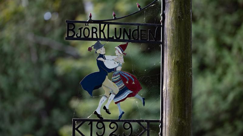 Dancing couple sign