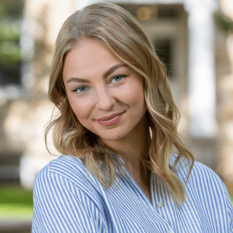 Roosa Lowe headshot