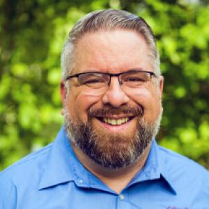 Head shot of Chuck Erickson '02