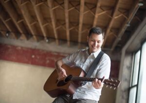 ’06 alumnus makes friends along the way as he posts song a day for 10 years